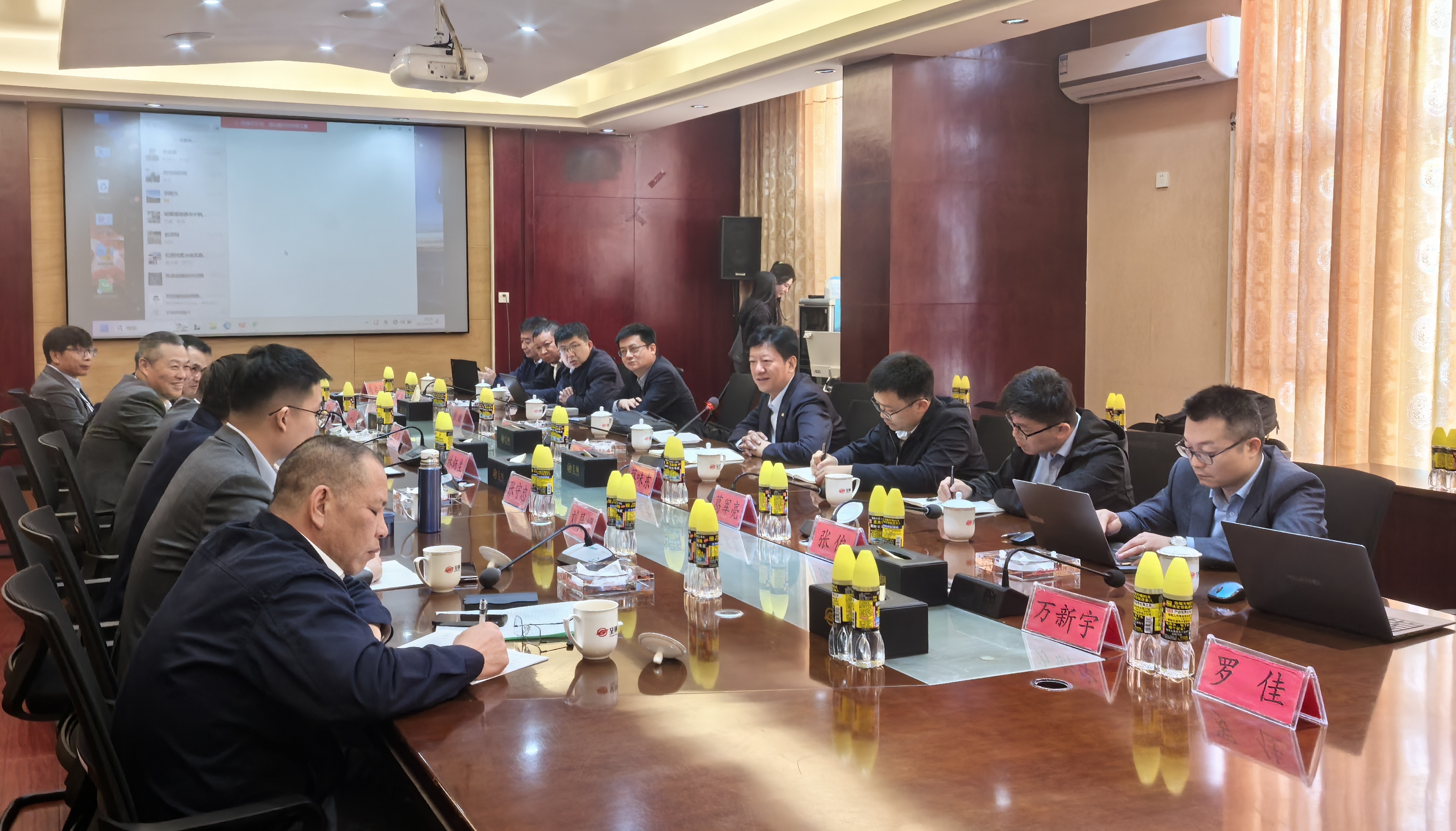 中國(guó)鋼研與云南呈鋼集團(tuán)開展合作交流洽談