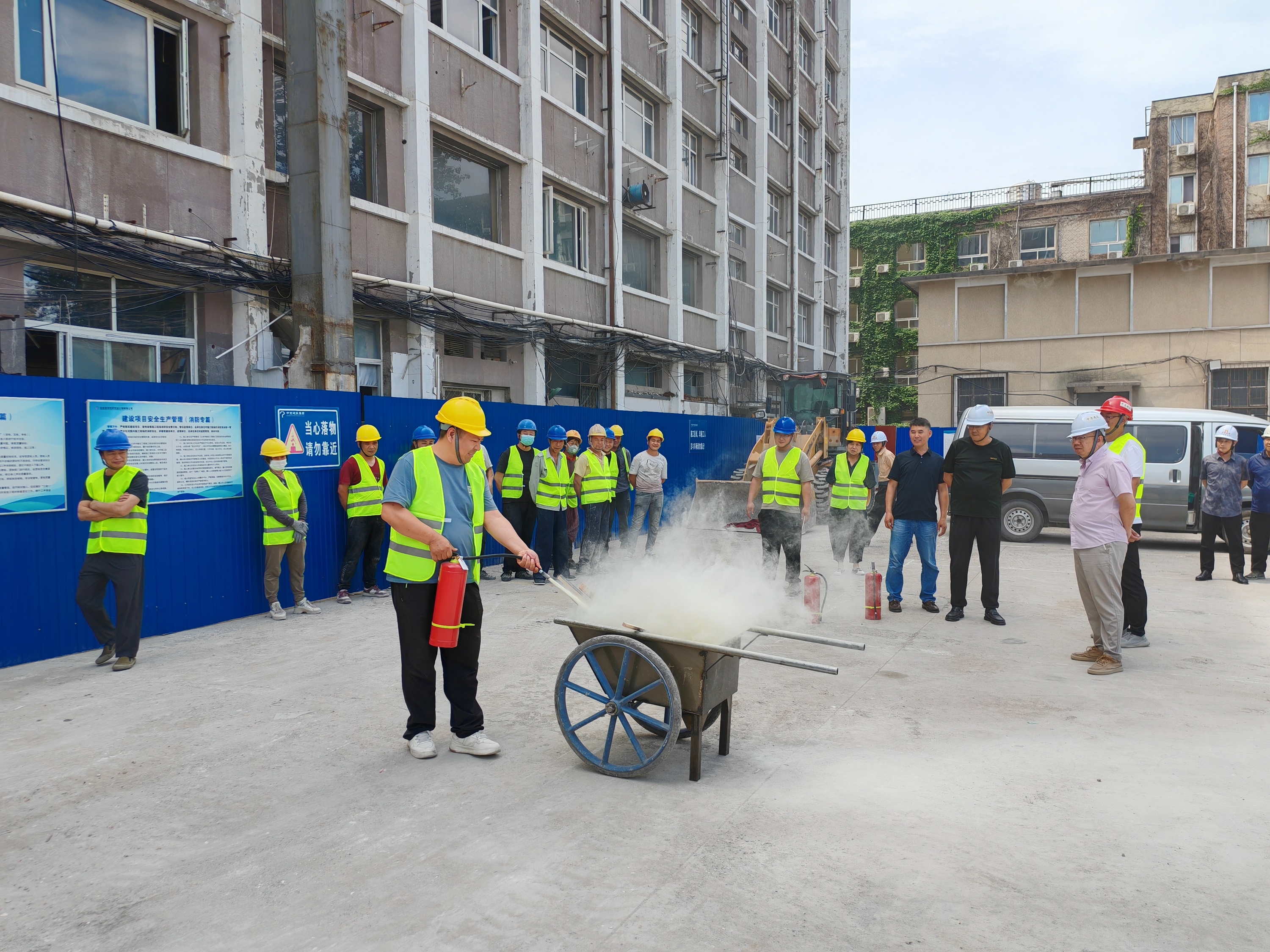 筑牢高質(zhì)量發(fā)展安全基石——自動化院豐臺院區(qū)開展2025年"安全生產(chǎn)月"系列活動